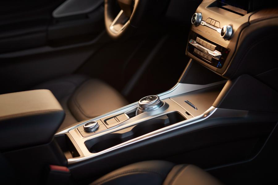 Детали интерьера Ford Explorer Platinum 2019 года  (фото 5 из 17)